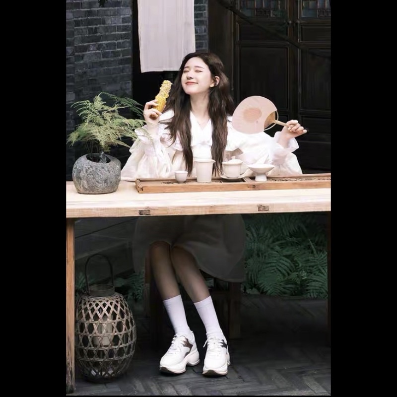 Váy babydoll dài tay hoa trắng Triệu Lộ Tư