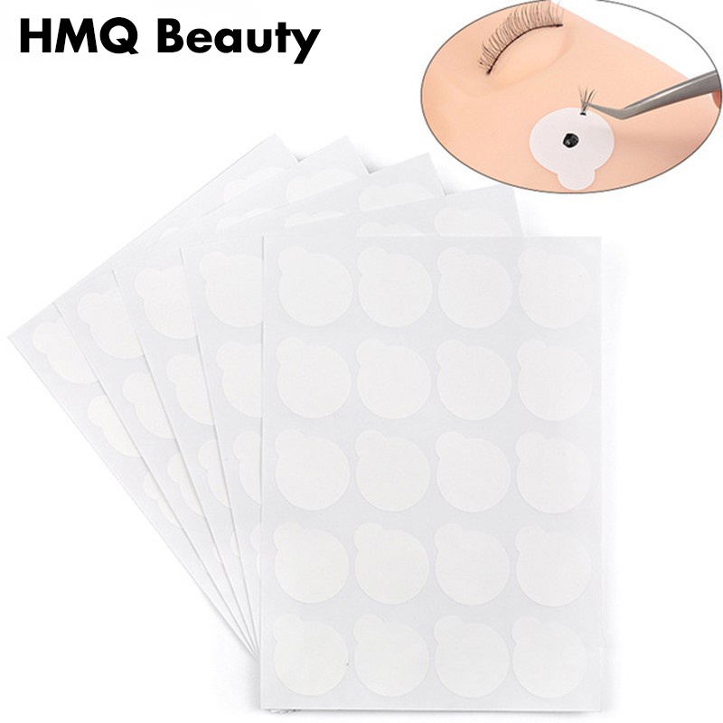 Hàng trăm sợi lông mi mới được quấn bằng một thanh gỗ, phần mở rộng của dụng cụ bằng đá dính