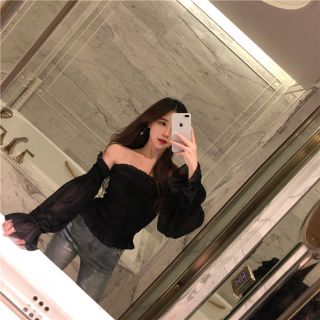 Áo trễ vai ôm body tay phồng voan đen