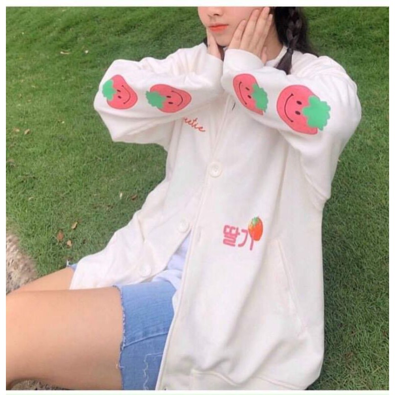 Áo khoác cardigan trắng cài nút hình quả dâu
