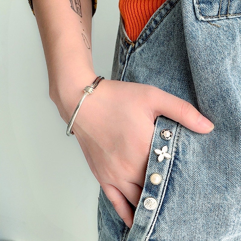 Ghim cài áo đính ngọc xinh, tiện lợi dễ dùng