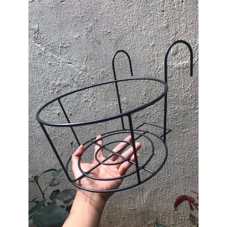 giỏ sắt đỡ chậu treo ban công đơn giản mà đẹp