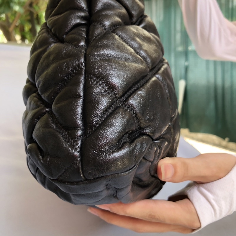 Túi chuẩn si. Túi qua sử dụng. Khách vui lòng xem hình , tuia đã báo lỗi và giảm giá kg áp dụng hoàn trả cho sp.Thanks .