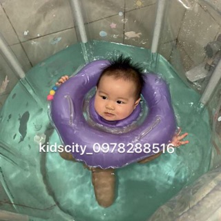 Bể bơi thành cao cho bé.
