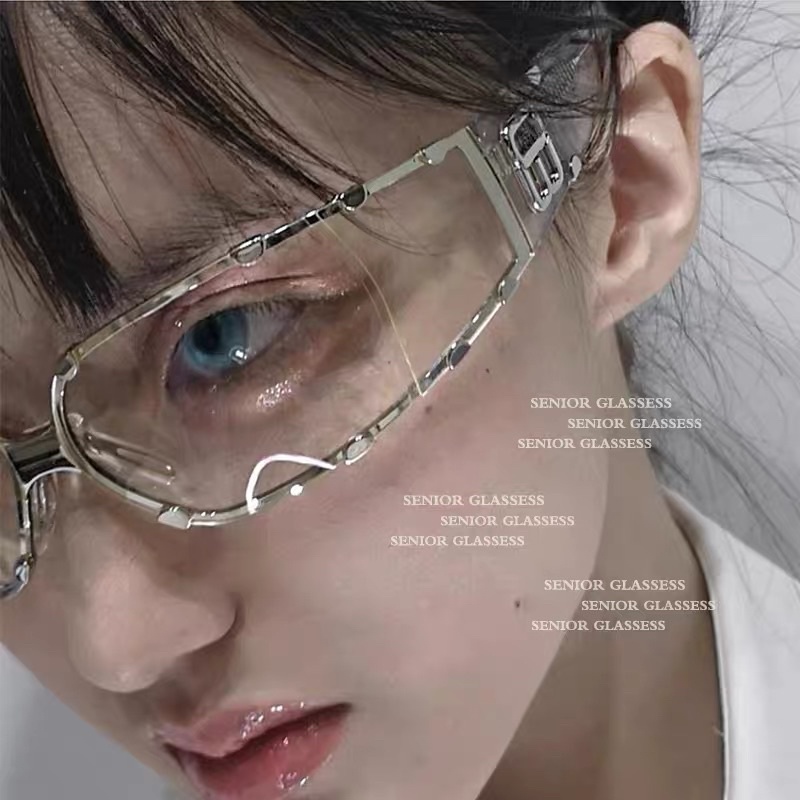 Kính thời trang trắng mai phương bùi