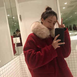 Áo khoác cổ lông màu đỏ đô