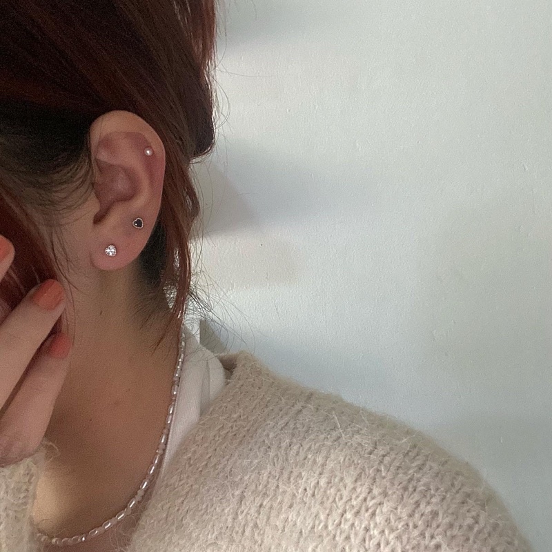 𝐯𝐞𝐥𝐯𝐞𝐭𝐩𝐢𝐧𝐤.𝐚𝐜𝐜🇰🇷 | Khuyên tai trái tim đá màu lấp lánh