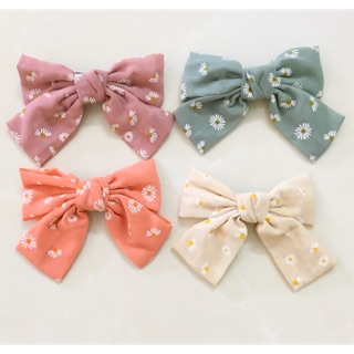 Nơ kẹp tóc bản to, hoạ tiết hoa cúc nhí