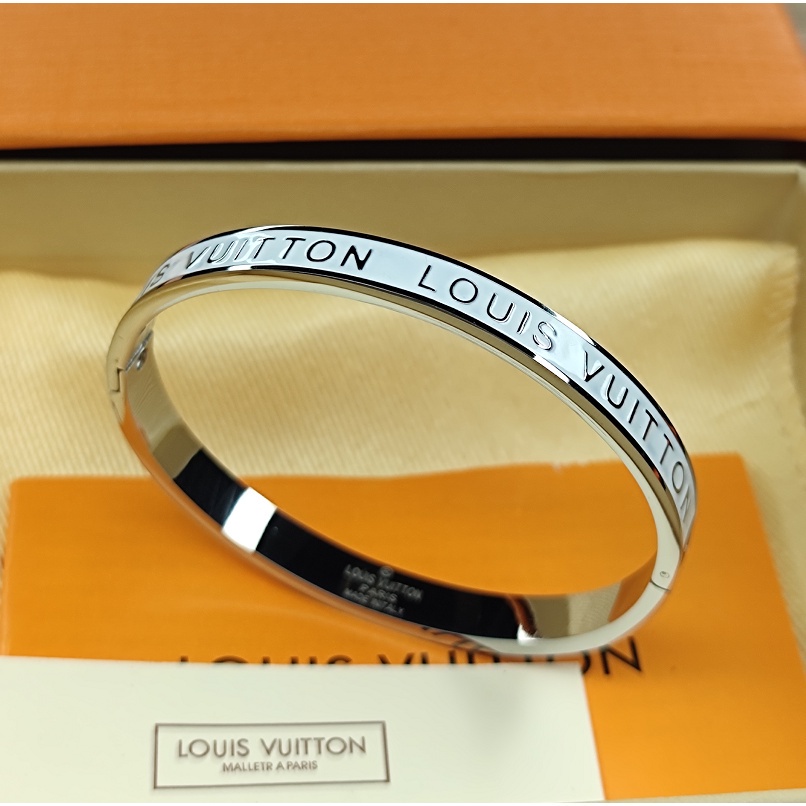 Màu sắc mới CUFF Bạc khắc họa tiết Monogram mang tính biểu tượng và có vòng tay đơn