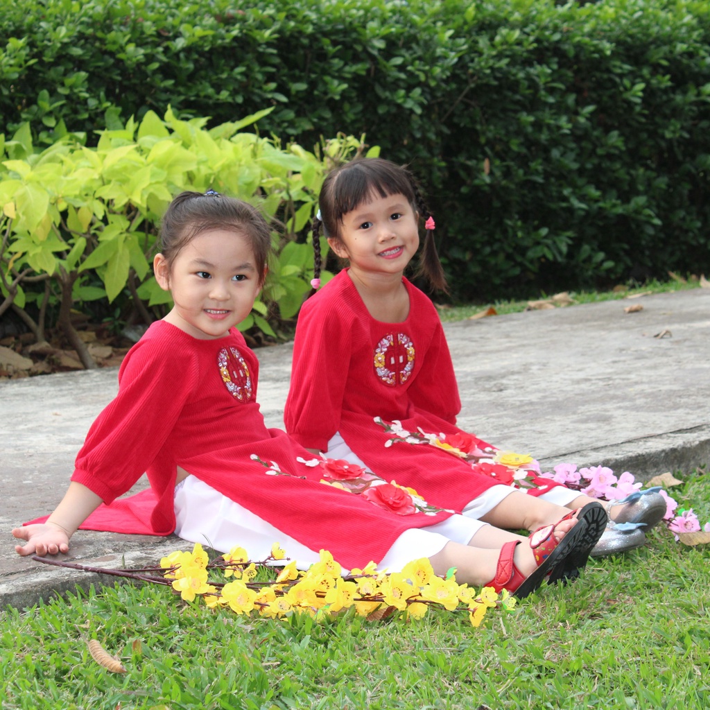Bộ áo dài mẹ và bé đỏ gắn hoa thêu- M03