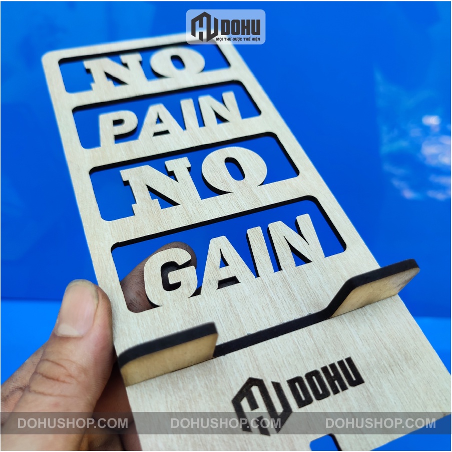 [No Pain No Gain] Giá đỡ điện thoại bằng gỗ kết hợp tranh slogan để bàn - Độc Lạ