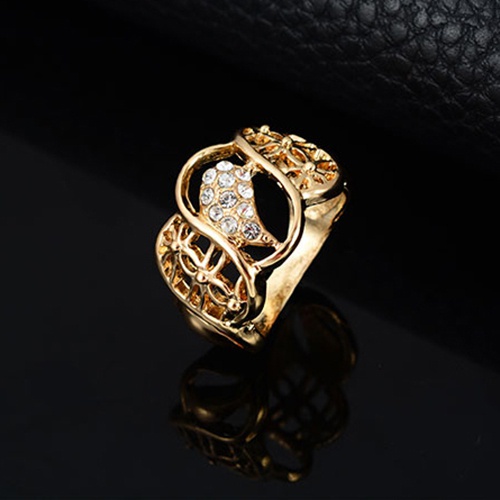 Bộ trang sức gồm 1 dây chuyền + 1 vòng đeo tay + 1 nhẫn + đôi khuyên tai tạo hình sang trọng đính đá thời trang