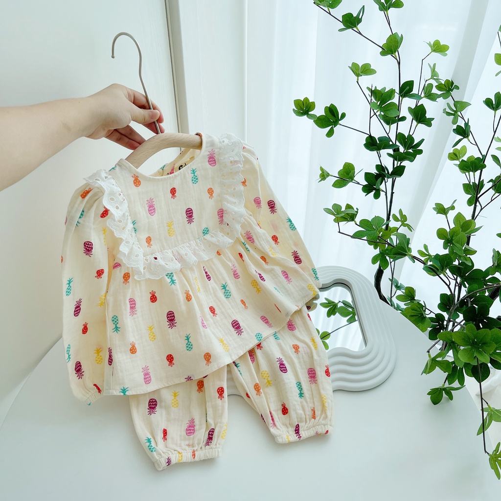 Bộ dài tay quả dứa Dewkids cổ đính viền ren vải xô mulin cao cấp cho bé gái DKT004