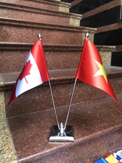 Cờ để bàn canada và việt nam