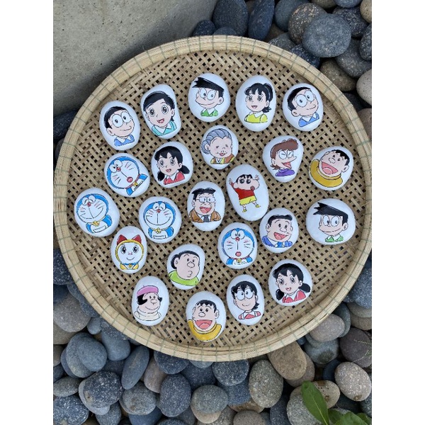 Các nhân vậy hoạt hình Doraemon trên đá cuội vẽ tay