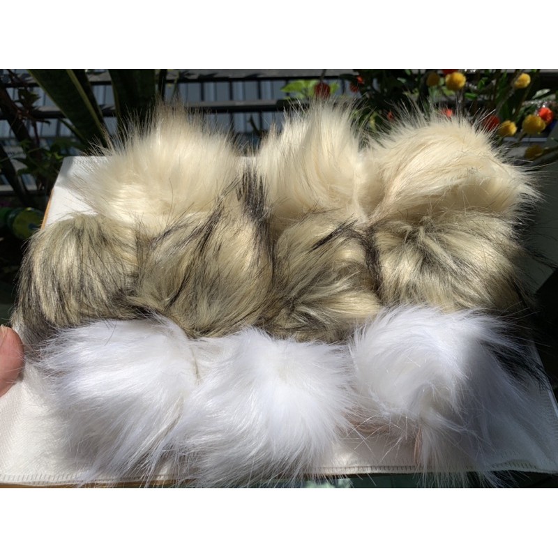 Cục bông gắn chóp mũ