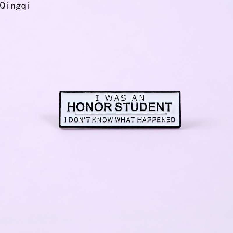 Trâm cài áo Miss Zoe in chữ I Was An Honor cá tính