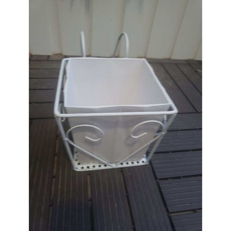 Giá sắt vuông, móc sắt vuông treo chậu hoa ban công có đáy