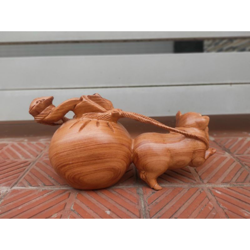 Tượng con heo gỗ hương 30cm