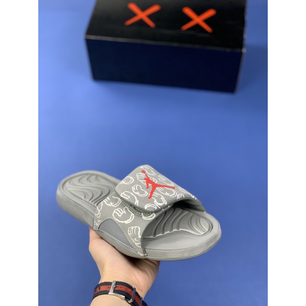 Dép da lộn Air Jordan KAWS x Air Jordan Hydro 4 họa tiết hoạt hình