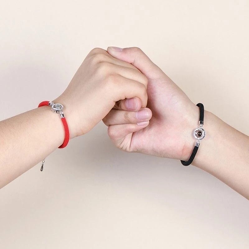 Vòng Tay Chiếu Chữ I Love You 100 Ngôn Ngữ Đơn Giản Cho Cặp Đôi