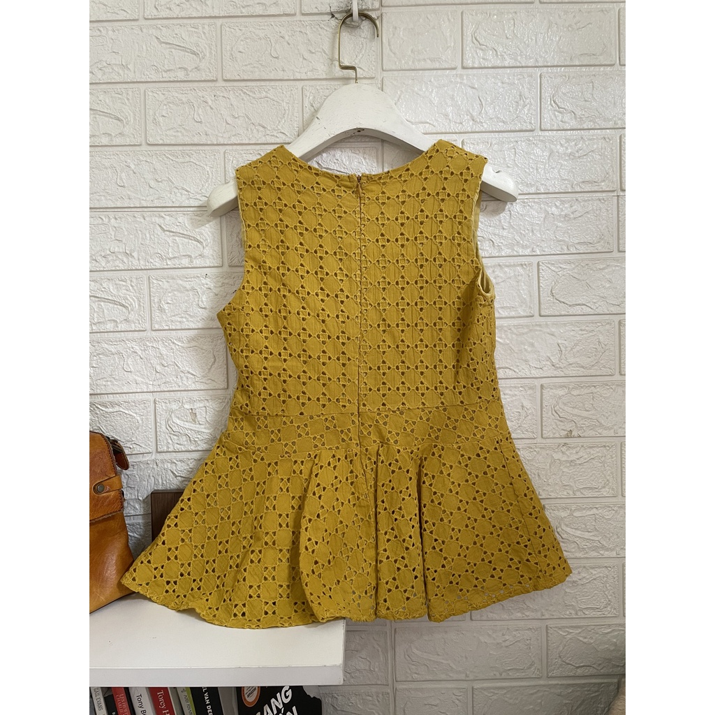 Áo peplum vàng đục lỗ