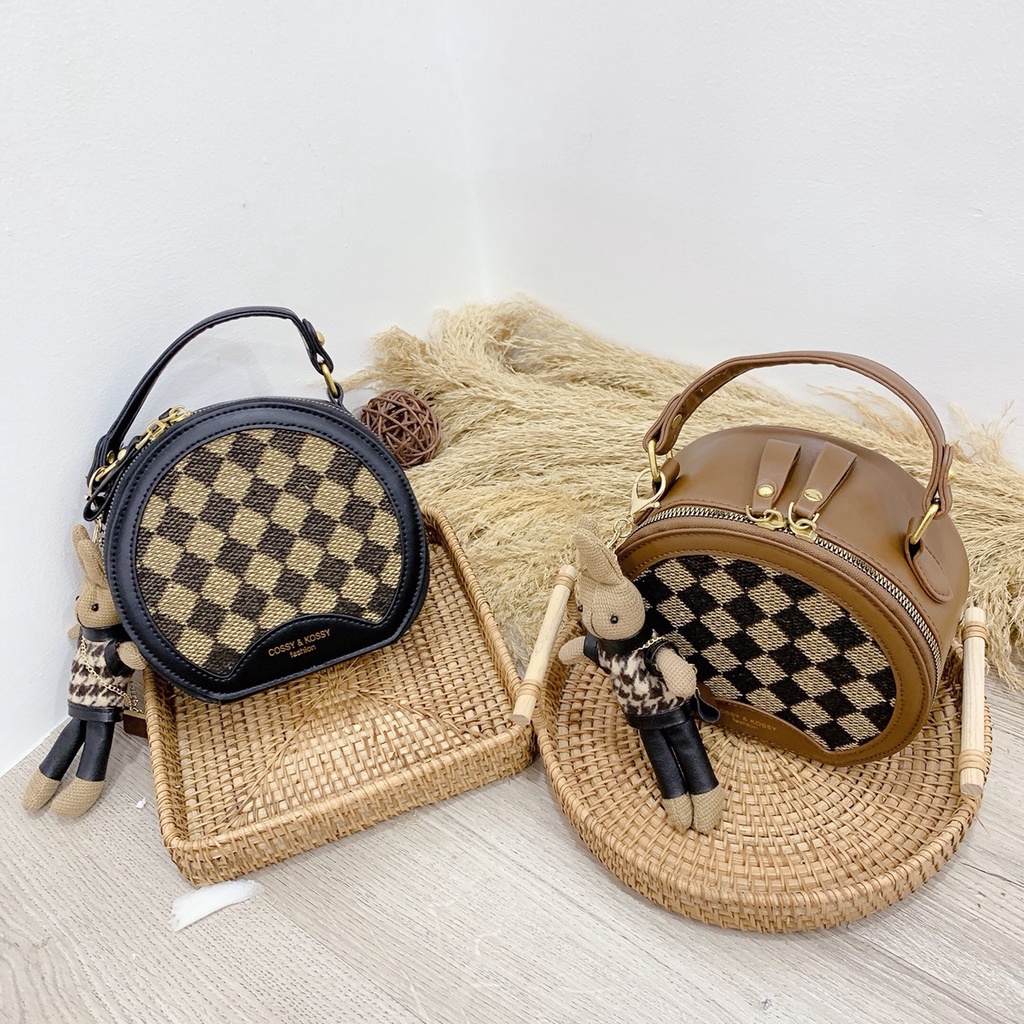 Túi xách nữ, Túi đeo chéo da dáng trống tròn kèm móc gấu 1022