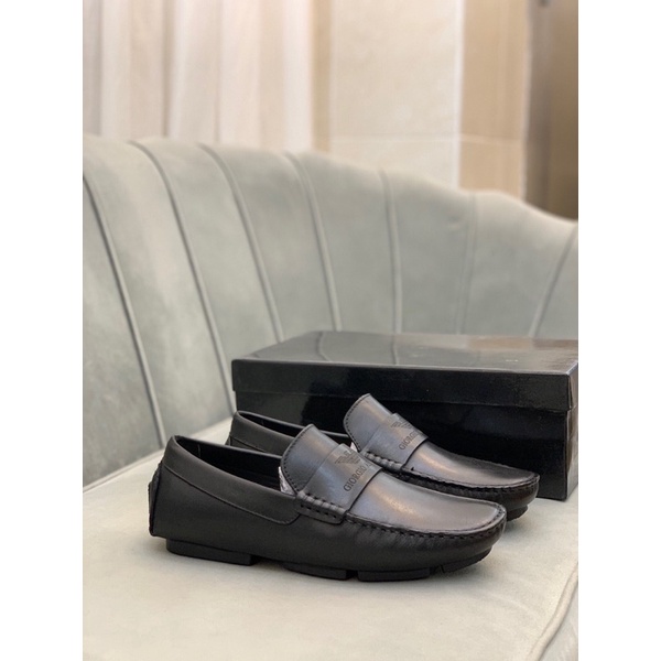 Giày lười nam da thật cao cấp Armani thiết kế in logo và chữ thương hiệu dập ở phía trước cực sang trọng.