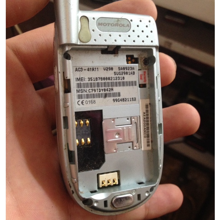 Xác MOTO V290 k pin,lên màn ngoài,lỗi màn trong,k test thêm,bán xác ae lấy linh kiện,làm gì làm