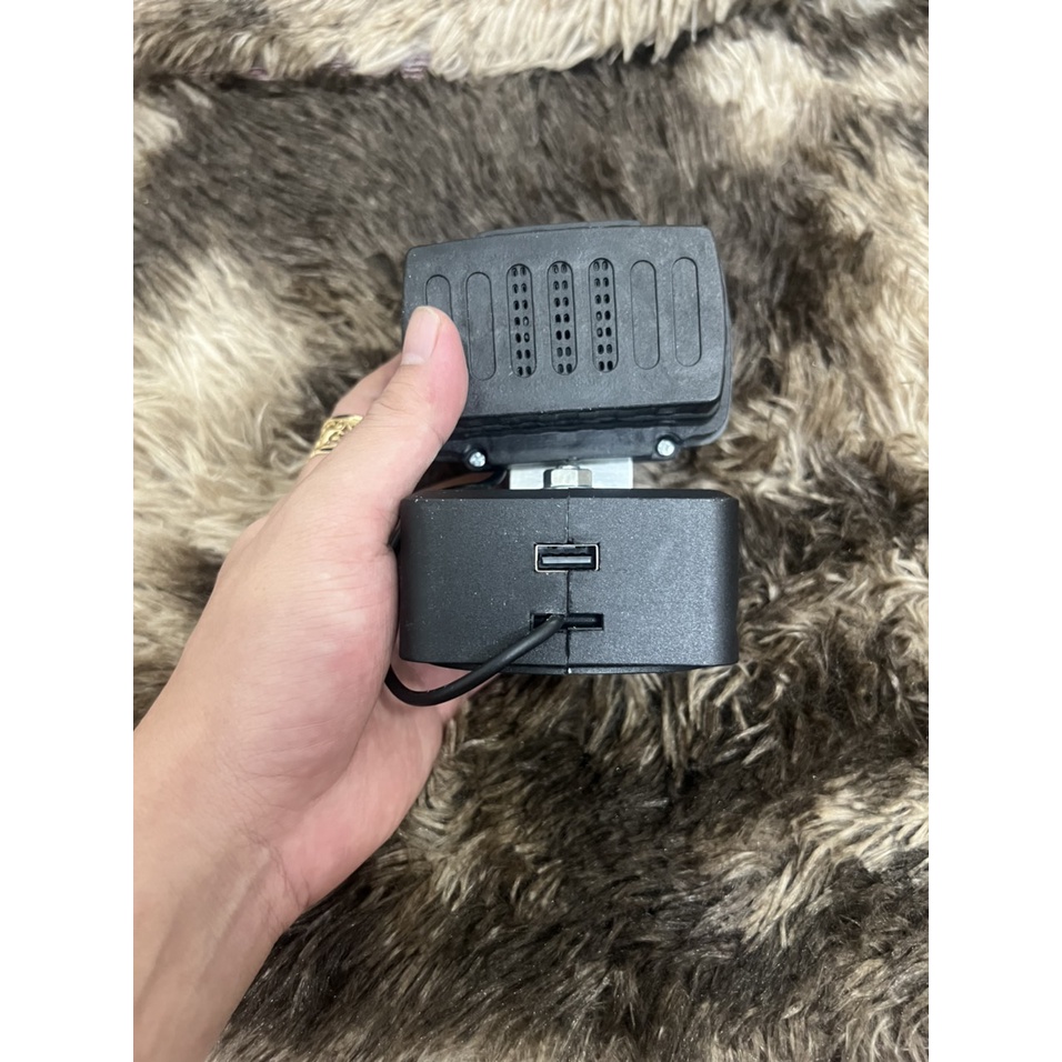 Đèn pha kèm dock chuyển pin Makita 18V Sang USB 5V sạc điện thoại. BN.
