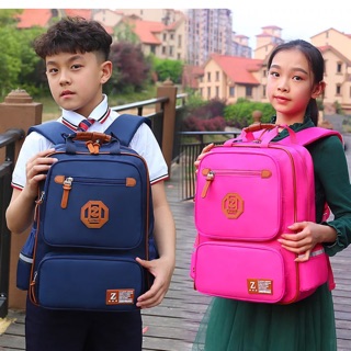 Balo đi học cho các bé từ lớp 1- lớp 6. Phong cách Anh Quốc sang trọng, quý tộc. Kích thước to, nhiều ngăn, chống gù.