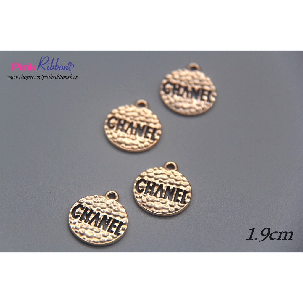Set 2 cái - Charm Bảng chữ ChA-Nel