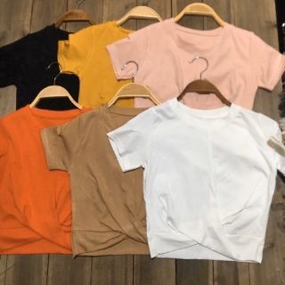Áo croptop xoắn eo điệu đà
