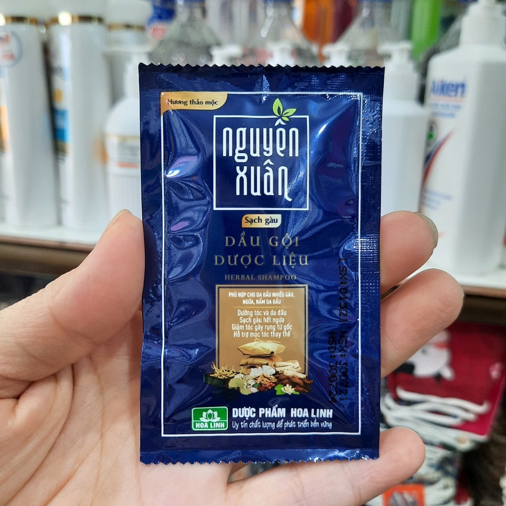 1 Gói dầu gội dược liệu Nguyên Xuân sạch gàu 5.5ml