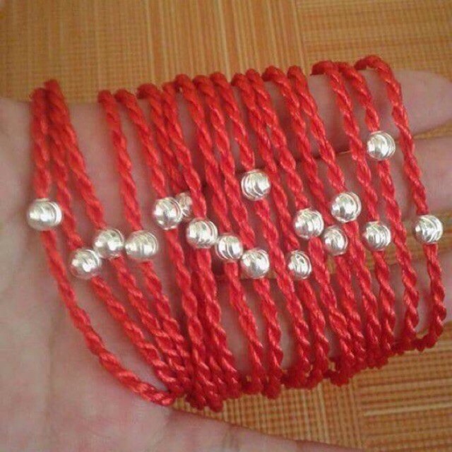 Vòng tay chỉ đỏ may mắn kèm bi bạc
