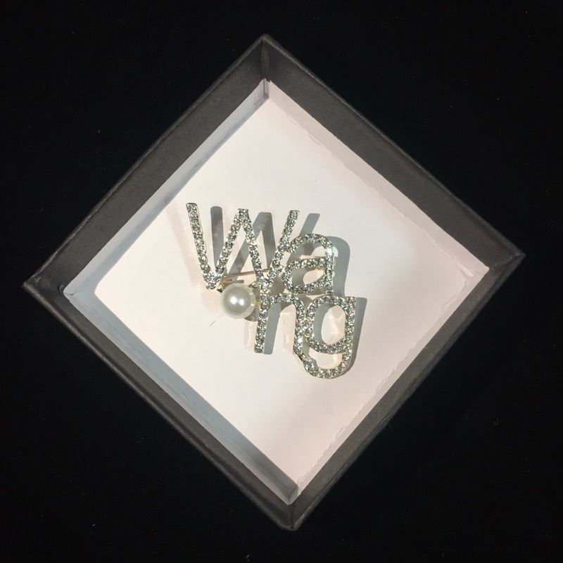 Cài Áo Chữ Wang Đá Phối Ngọc