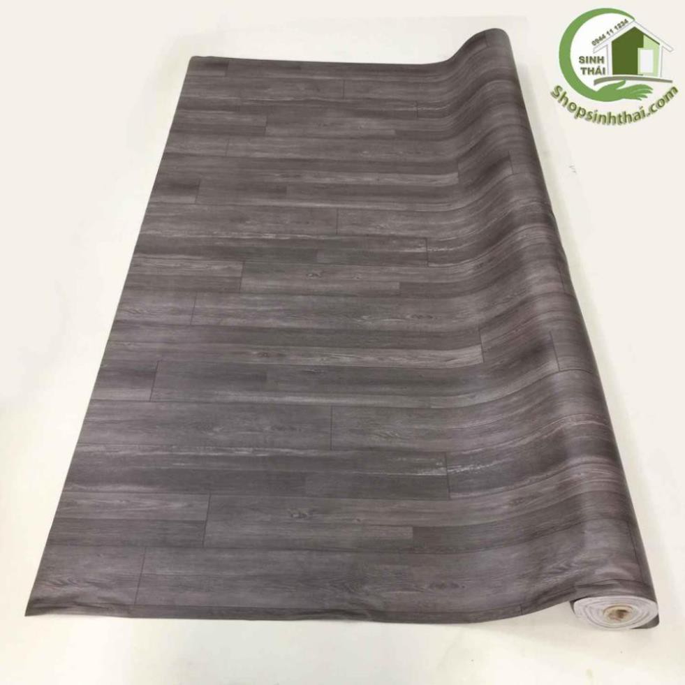 Simili trải sàn vân gỗ màu xám đậm , bề mặt có vân nhám như gỗ thật.