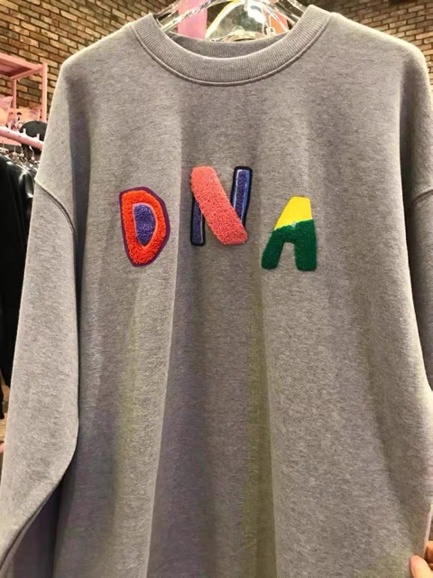 ẢNH THẬT ÁO SWEATER DNA XÁM V TAEHYUNG BTS