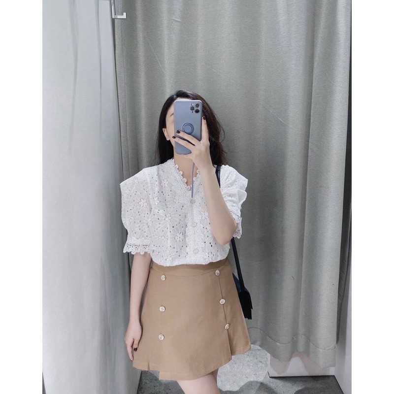 Áo ren trắng cúc đá
