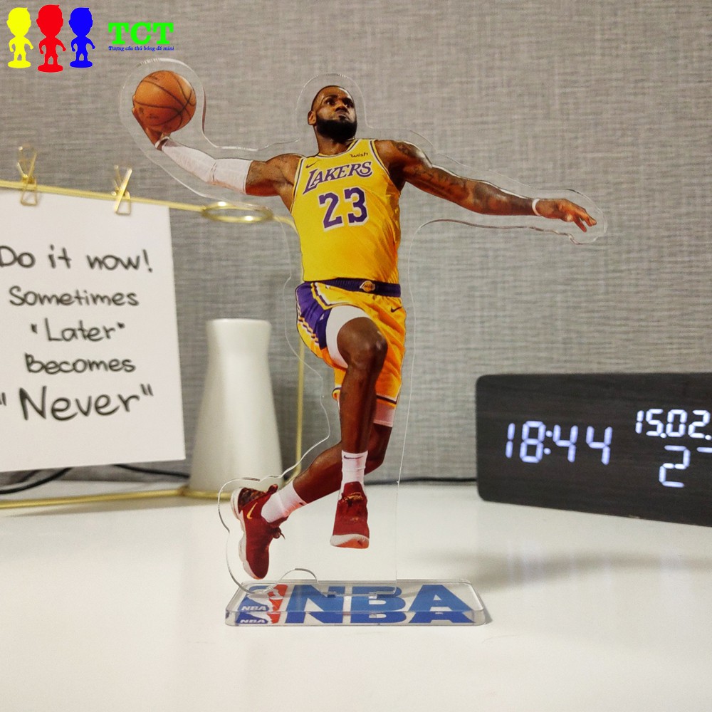 Tượng standee acrylic cầu thủ bóng rổ NBA Lebron James