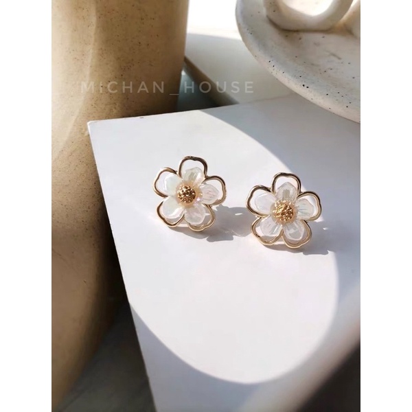 Bông tai hình hoa trắng xinh xắn