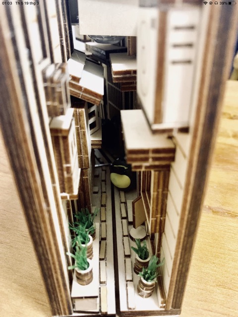 Chặn sách mô hình ngõ nhỏ Tokyo DIY