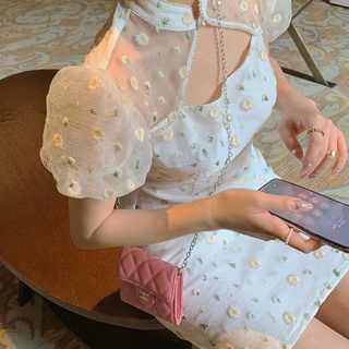 Đầm voan trắng hoa nhí cổ tàu cut-out ngực tay voan phồng