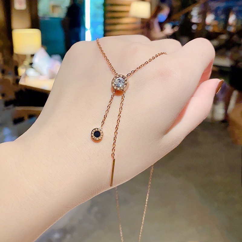 Dây chuyền Vòng cổ Chocker TITAN màu Rose Gold Mặt tròn Số La Mã (không đen gỉ) đính đá cao cấp HALLA DC133
