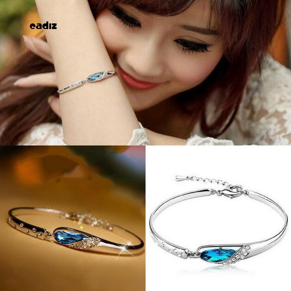 Vòng tay nữ mặt hình chim công đính đá xanh