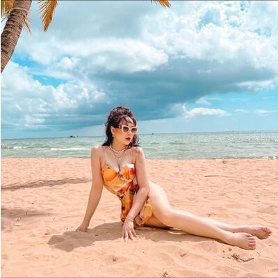 Bikini 1 mảnh liền có gọng, bộ bơi đi biển nữ kèm khăn buộc hông, họa tiết loang vàng, Bikini191
