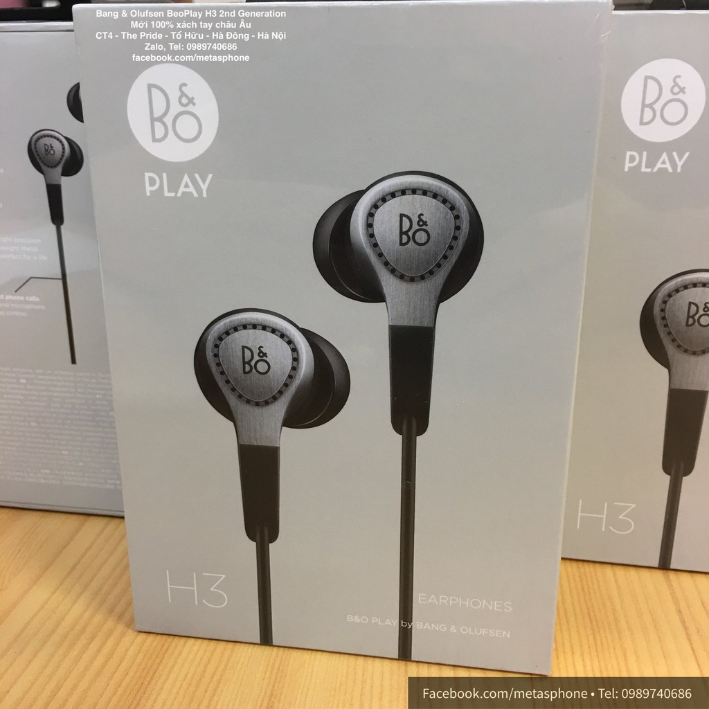 Tai nghe Bang & Olufsen BeoPlay H3 thế hệ 2, màu bạc.