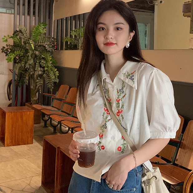 Áo croptop tay ngắn thêu hoa phong cách Hàn Quốc cho nữ