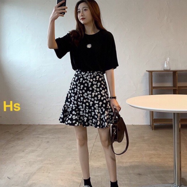 Set áo thun hoa cúc ngực + chân váy ngắn hoa cúc