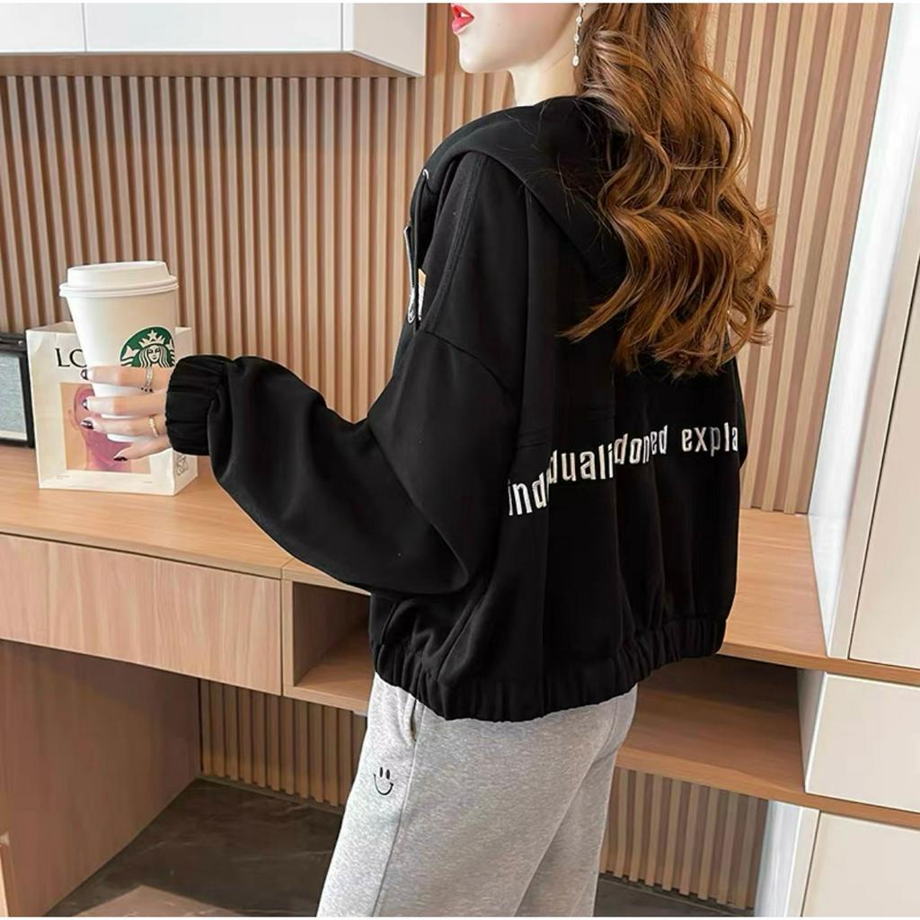 Áo Khoác Nữ Logo Thêu Hình Mèo Phối Chữ Chất Thun Mềm Mịn Mẫu Y Hình UTS